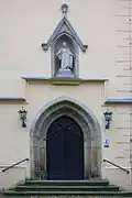 Hauptportal der Kirche