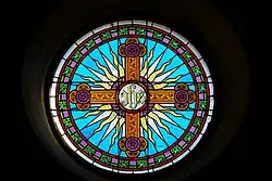 Kunstvolles Fenster über dem Eingang der Pfarrkirche