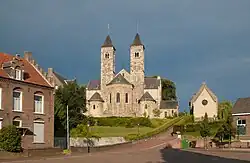 Die Basilika St. Wiro, Plechelmus und Otgerus (Bildmitte); rechts die O. L. Vrouwekapel