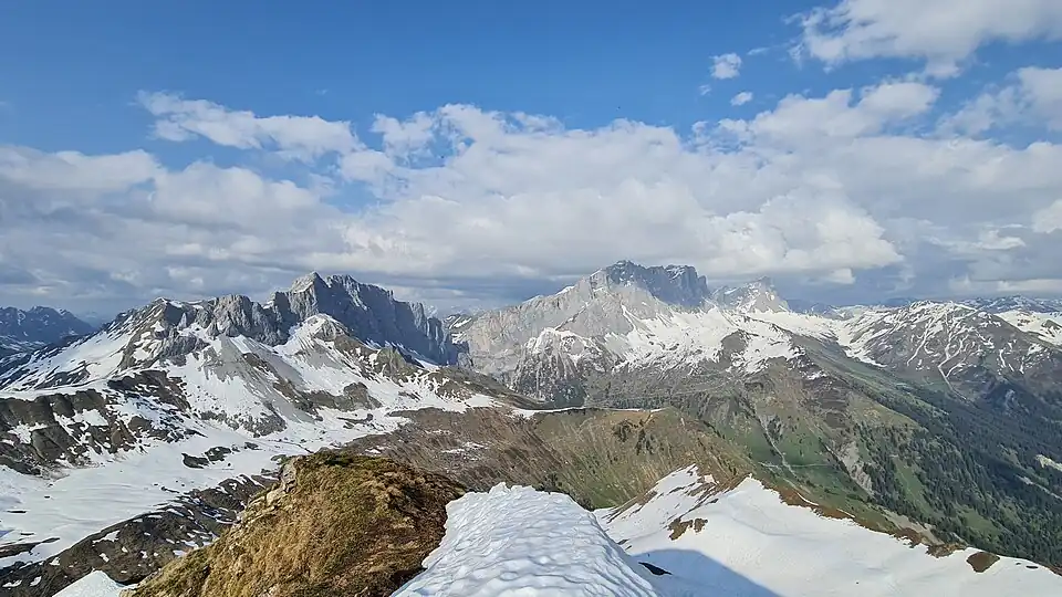 Blick vom Gipfel nach Osten zu (v.&nbsp;l.&nbsp;n.&nbsp;r.) Kirchlispitzen, Drusenfluh und Sulzfluh (für Annotationen der einzelnen Berge aufs Bild klicken)