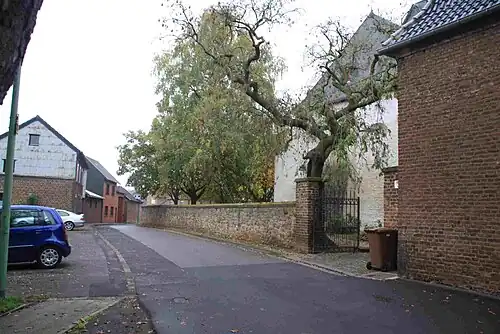 Die Kirchhofsmauer mit Tor im Osten