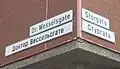 Zweisprachiges Straßenschild auf Norwegisch und Russisch