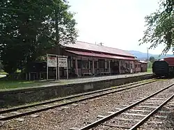 Der Bahnsteig und die Bahngleise sind in ihrem ursprünglichen Zustand erhalten geblieben.
