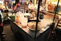 Phat Thai – in einer Garküche, Lop Buri 2013