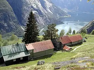 Der Berghof Kjeåsen über dem Simadalsfjord, Blick nach Westen