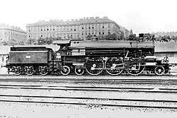 Im Auslieferungszustand mit dreiachsigem Tender 57.01 in Wien West