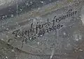 Fromillers Signatur auf dem Gemälde des rechten Seitenaltars, deutlich sind restaurierungsbedürftige Schäden zu sehen