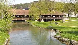 Die für ein Kraftwerk aus ihrer Flutrinne (rechts) «angehobene» Kleine Emme