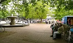 Platz mit Schalenbrunnen am nördlichen Ende