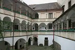 Schlosshof mit Arkaden