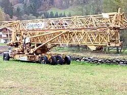 Ein fahrbarer Faltkran (Potain)