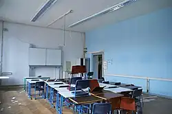 Ein Klassenraum vor seiner Modernisierung, jedoch schon mit Smartboard