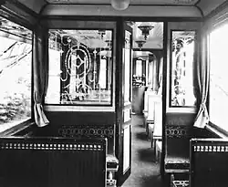 Inneneinrichtung, im Vordergrund die gepolsterte I. Wagenklasse