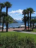 Blick vom Lungolago (Seepromenade) auf den östlichen Seearm