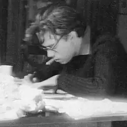 Klaus-Peter Dienst bei der typografischen Arbeit mit Stift und Papier