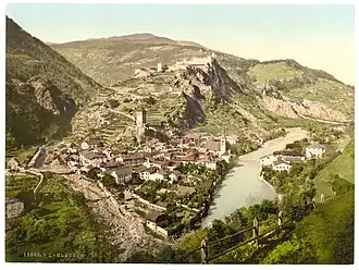 Klausen um 1900, mit der Burg Branzoll, darüber der Säbener Berg mit Kloster Säben.