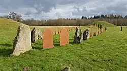 Die Schiffssetzung mit dem Runenstein - links