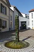 Die „Zeit“-Säule im Zentrum des Dorfes erzählt von der Geschichte