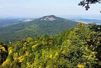 Blick vom Thüringer Blick am Großen Gleichberg zum Kleinen Gleichberg