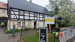 Das Bild zeigt die Straßenfront des Bienenmuseums Oberlichtenau.