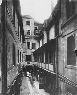 Der dazugehörige Hof