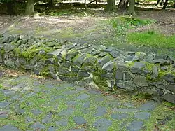 In der zweiten Bauphase vermauerte Schlupfpforte (mit weißem Fugenmörtel markiert)