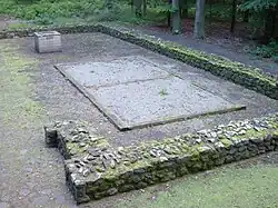 Zweite Bauphase: Brunnen und Grundriss der südwestlichen Baracke mit den zwei verbliebenen Contubernia