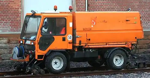 multifunktio­na­ler Kleinst-Lkw als Zwei­we­ge­fahr­zeug (u. a. zur Schie­nen­rei­ni­gung bei ei­ner Stad­tbahn)