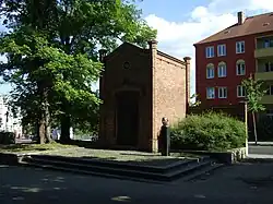 Zu einer Gedenkstätte für Ernst Thälmann umgewidmete Familiengrabstätte des Fabrikanten Otto Strahl.