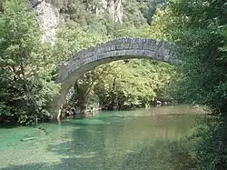 Klidonia-Steinbogenbrücke über den Fluss Vidomatis