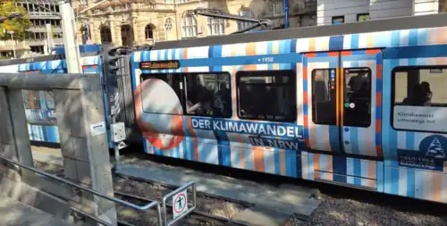 Klimastreifen auf einer Stadtbahn in Bielefeld am 20. September 2024