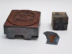 Druckstöcke: Galvano, Klischee auf Holz auf­ge­blockt und Klischee