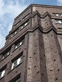 Baudetail: typische expressionistische Dreiecksformen