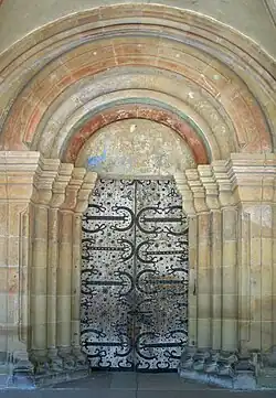 Hauptportal vom Paradies in die Kirche