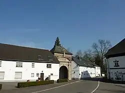 Links das Kloster, rechts die Mühle
