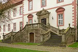 Freitreppe des Abteiflügels