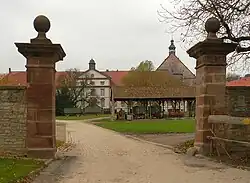 Hofeinfahrt zum Klostergut und zum Abteiflügel