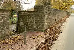 Die denkmalgeschützte Klostermauer, die den Park umgibt