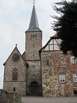 Westfassade der Kirche, links: Huttenkapelle, rechts ehemalige Wohnung des Abtes