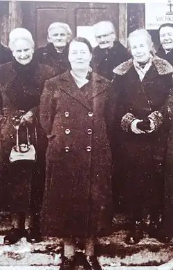 Ingeborg-Maria Freiin von Werthern (1913–1996), (Bildmitte) mit Stiftsdamen