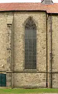 Gotisches Spitzbogenfenster rechts, der Übergang vom Ost- (links) zum Westbau (rechts)