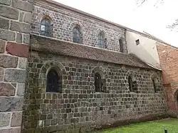 Nordseite des Lang­hauses: oben und unten Spitz­bogen­fenster und Quader­mauer­werk