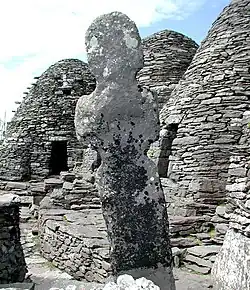 Teilansicht der frühchristlichen Klosteranlage auf Skellig Michael mit den typischen Bienenkorbhütten aus Granit und einem alten Hochkreuz