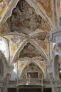 Fresken und Empore im Mittelschiff