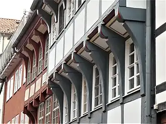 Reihe von spätgotischen Knaggen an Fachwerkhäusern in Göttingen