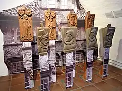 Ausgebaute und museal präsentierte Zierknaggen. Erkennbar sind die sonst verdeckten Zapfenverbindungen (Stadtmuseum Kiel)