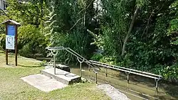 Wassertretstelle, in einem natürlichen Fließgewässer