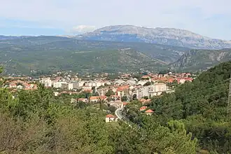 Blick über Knin zur Dinara