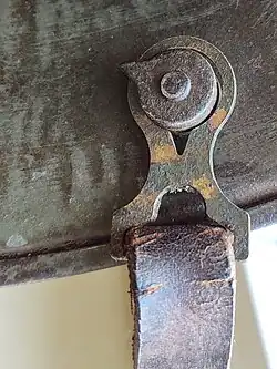 Knopf91 innen an einem Stahlhelm M1916.jpg