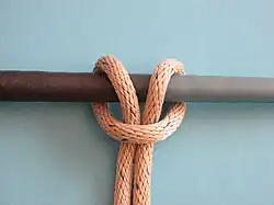 Der Ankerstich ist ein einfacher Knoten zum Festmachen, der sich leicht knüpfen und lösen lässt